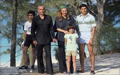 سفر به ایام قدیم ندیم؛ خوش گذرانی فرح دیبا با آسوده خاطری در استخر با فرزندانش