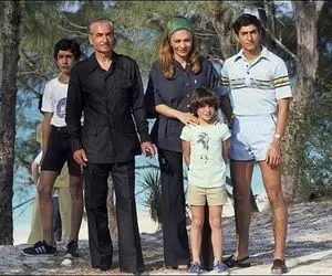 سفر به ایام قدیم ندیم؛ خوش گذرانی فرح دیبا با آسوده خاطری در استخر با فرزندانش