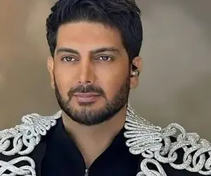 آواز احساسی؛ فرزاد فرزین رفته حافظیه چه با گریه از شکست عشقی میخونه بغضش خفت میکنه