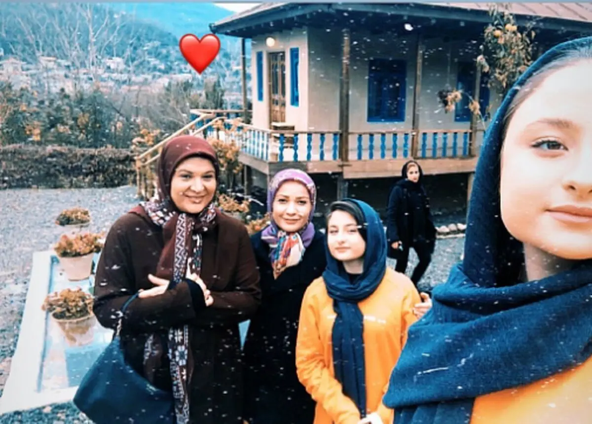 سارا و نیکا با مادر الکی