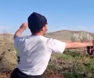 آواز شاد؛ ببینید این آقا با اونهمه سیبیل چطوری با دستمال یزدیش وسط دشت میرقصه