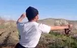 آواز شاد؛ ببینید این آقا با اونهمه سیبیل چطوری با دستمال یزدیش وسط دشت میرقصه