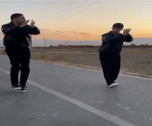 آواز اصیل؛ رقص کرمانجی دو پسر در جاده لذت تزریق میکنه