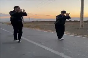 آواز اصیل؛ رقص کرمانجی دو پسر در جاده لذت تزریق میکنه