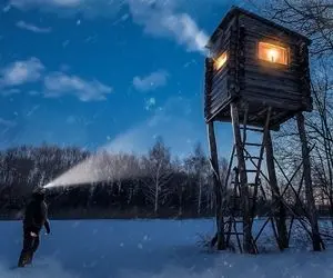 معماری خلاقانه؛ آقاهه بالای درخت خونه ساخته درش کف خونس با نردبون میره توش