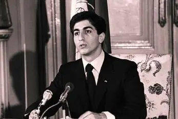 سفر به ایام قدیم 1337؛ کتک خوردن فرحناز از رضا پهلوی ستیزه جو وسط کاخ