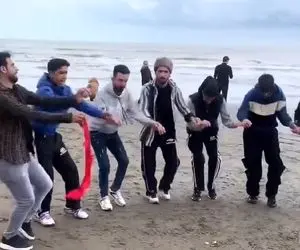 آواز محلی؛ رقص و آواز لری و دو دستماله رفقای شیطون کنار ساحل که حسابی تو حال خودشونن