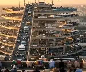 معماری خلاقانه؛ یه پل ساختن شیبش طوریه که آدم روش وایسه کله ملقی قل میخوره میاد پایین