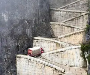 مسیر های صعب العبور؛ مهارت حیرت انگیز راننده کامیون چینی هنگام عبور از سینه کش کوه