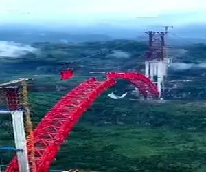 معماری خلاقانه؛ چینی ها برای انتقال مصالح وسط پل 3000 متری از آدمیزاد استفاده نمیکنن