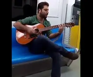 آواز خیابانی؛ جوون خوش صدا چه با احساس و ریلکس تو مترو آهنگ نازی ناز کن رو میخونه