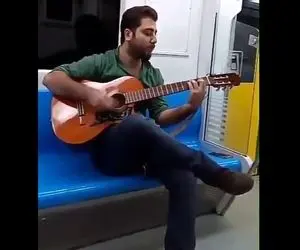 آواز خیابانی؛ جوون خوش صدا چه با احساس و ریلکس تو مترو آهنگ نازی ناز کن رو میخونه