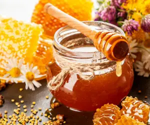 هفت خاصیت بی نظیر عسل؛ از درمان جای زخم تا موهایی ابریشمی