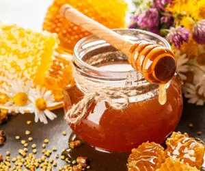 هفت خاصیت بی نظیر عسل؛ از درمان جای زخم تا موهایی ابریشمی