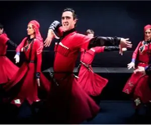 آواز شاد/ تالار وحدت با حرکات و موسیقی آذری ترکیده/تشویق و فریاد مردم قطع نمیشه