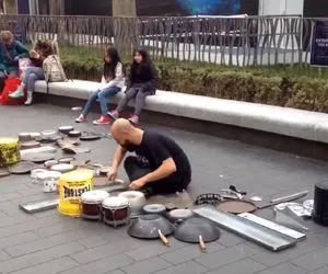 آواز خیابانی؛ ببینید این مرد روسی با قابلمه و سطل چه آهنگ دارامی میزنه مردم عشق کردن!