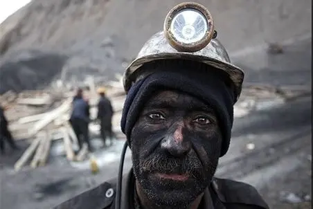 آواز معروفا؛ خوانندگی یک کارگر ذغال‌سازی با آهنگ شجریان در برنامه صداتو غوغا کرد