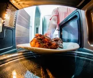 غذاهایی که هرگز نباید در مایکروویو داغ شوند