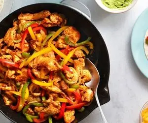 طرز تهیه فاهیتای مرغ خوشمزه؛ با یه سس سالسای تند و جذاب