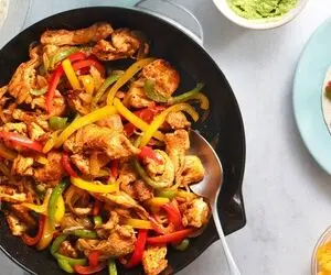 طرز تهیه فاهیتای مرغ خوشمزه؛ با یه سس سالسای تند و جذاب