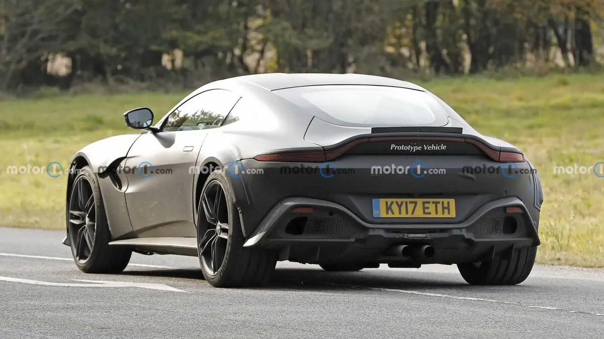 new-aston-martin-v12-vantage-rs-spy-shot