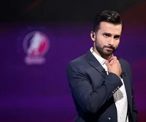 (عکس) ساعت فیک محمدحسین میثاقی در برنامه فوتبال برتر