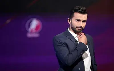 (عکس) ساعت فیک محمدحسین میثاقی در برنامه فوتبال برتر