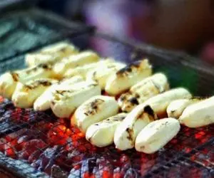 غذای روستایی؛ همه جا سوسک و خرچنگ سرخ میکنن تایلندی ها موز رو کباب میکنن