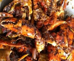 غذای چندش؛ بوی خرچنگ و با پیاز میگیره تو روغن و رب سرخش میکنه کنار برنج میکشه