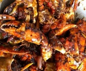 غذای چندش؛ بوی خرچنگ و با پیاز میگیره تو روغن و رب سرخش میکنه کنار برنج میکشه