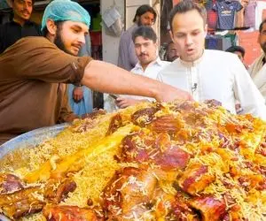 غذای خیابانی؛ پلو طلایی معروف پیشاوری ها که کلی آدم از خارج میان واسه دیدن و خوردنش