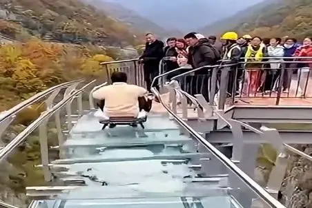 معماری طبیعت؛ این چینیا چقد ترسوئن شیشه پل شکست زن موند بین زمین و هوا هیشکی کمک نکرد