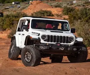 ماشین های لوکس؛ بزرگترین آفرود جهان با چرخ های هیولاییش که از چرم گاو نر ساختن