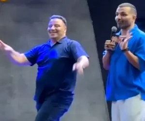 آواز شاد؛ مرد با آهنگ یه کار کرد که مجری هنگید کشوندش بالا گفت یه بار دیگه انجامش بده