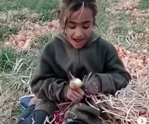 آواز جگرسوز؛ دختره کار وسط زمین با خستگیو ناله نشسته میخونه و کارگری میکنه ناز نفست