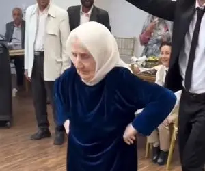 آواز شاد؛ مادر بزرگ بسیار سن بالایی که مراسم عقد نوه اش رو تکوند