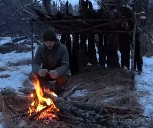 کمپینگ زمستانی ؛ این نوع تفریح جذاب و خوف انگیز/ ساخت پناهگاه در اسفناک ترین شرایط