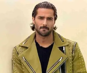 آواز شاد؛ امیر مقاره تو کافه خوند همه حال کردن بلند شدن پشتش راه افتادن باهاش خوندن