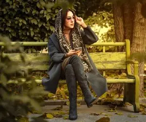 قدم زدن بهاره کیان افشار با ساپورت و دامن در کنار سهراب سپهری