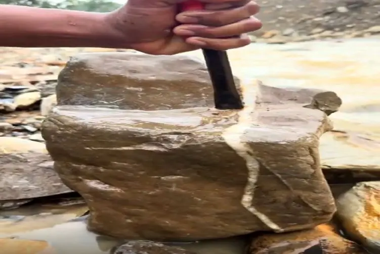 معماری طبیعت؛ مرد یه چکش زد به سنگ چیزی گیرش اومد که بار هفت نسلشو بست