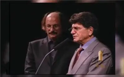 آواز قدیمی/ محمدرضا شجریان در یک جمع با حضور امین تارخ شروع به زنده خوندن می کنه