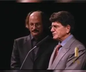 آواز قدیمی/ محمدرضا شجریان در یک جمع با حضور امین تارخ شروع به زنده خوندن می کنه