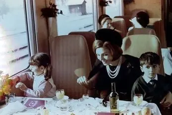 سفر به ایام قدیم؛ کتک خوردن فرحناز از برادرش علیرضا پهلوی وسط دربار نقش بر زمین شده