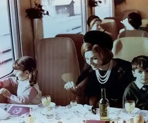 سفر به ایام قدیم؛ کتک خوردن فرحناز از برادرش علیرضا پهلوی وسط دربار نقش بر زمین شده