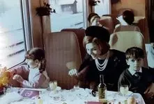 سفر به ایام قدیم؛ کتک خوردن فرحناز از برادرش علیرضا پهلوی وسط دربار نقش بر زمین شده