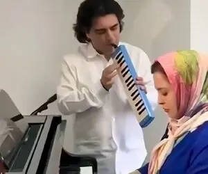 آواز احساسی؛ مهراوه شریفی نیا تو خونش آهنگ هرکی یارش خوشگله مینوازه رنگی رنگی پوشیده