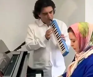 آواز احساسی؛ مهراوه شریفی نیا تو خونش آهنگ هرکی یارش خوشگله مینوازه رنگی رنگی پوشیده