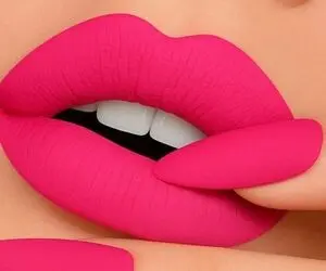 ده رنگ متنوع رژ لب لاکچری برای میکاپهای درست حسابی؛ قرمز یاقوتی کلاسیک، ارغوانی مخملی