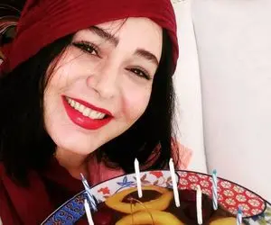 (عکس) تولد 32 سالگی سانیا سالاری با حجاب نصفه؛ بازیگر نازی گیسو