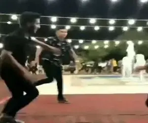 آواز شاد؛ بزن بکوب ایرانی با ملودی هندی و خواننده فارسی این 3 تا جوون رو پاشید وسط